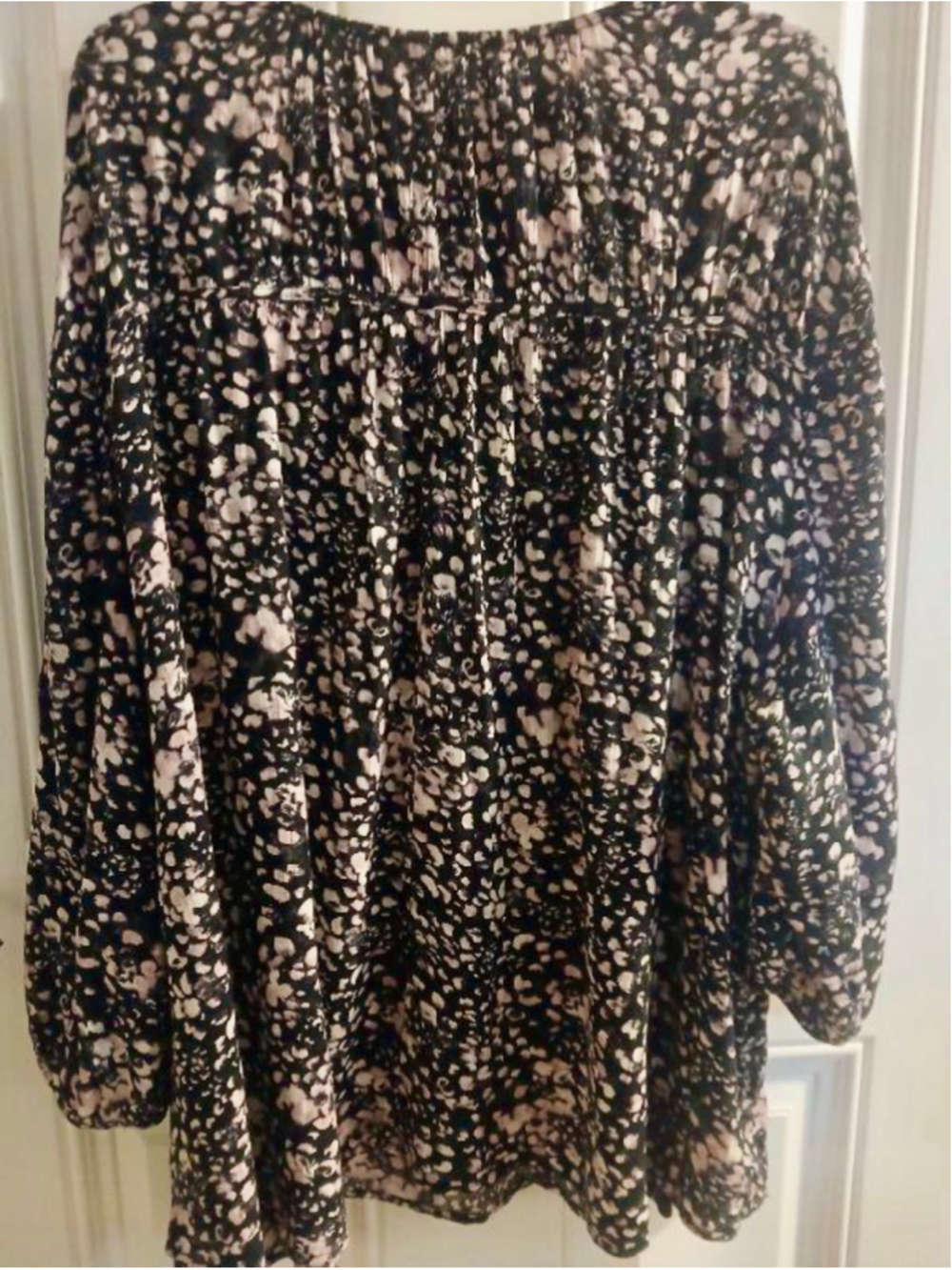 Women's Terra & Sky Plus 2X Black White Floral V-Neck Blouse - Picture 10 of 10